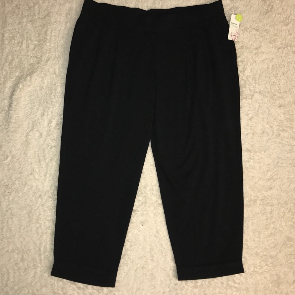 NWT Black Capri's
